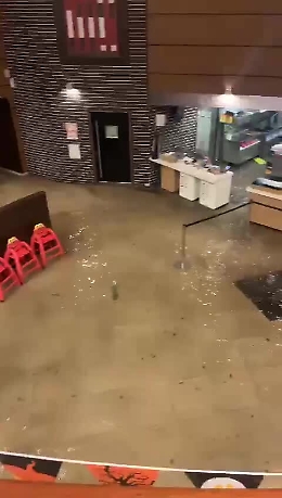 Alluvione Catania, piazza Stesicoro sommersa e il McDonald's allagato: video