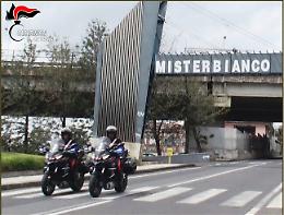 Razziano abiti griffati al centro commerciale e tentano la fuga: arrestate due donne