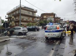 E' un uomo di 53 anni il morto in via Etnea a Gravina di Catania, travolto dal fiume in piena