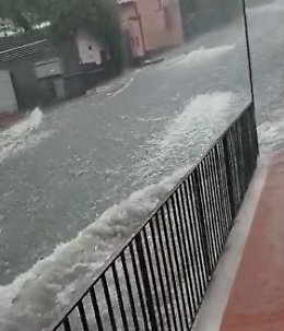 Maltempo a Catania: impressionante "corso d'acqua" in via Galermo