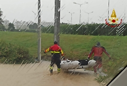 Nubifragio a Catania: uomo muore travolto dall'acqua, strade come fiumi in piena, auto sommerse
