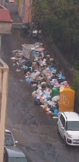 Catania: rifiuti trascinati per la strada a causa del maltempo