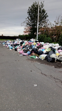 Catania: tonnellate di rifiuti in via Diaz