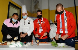 Giocatori del Catania e del Palermo insieme al Pala Spedini dai senzatetto