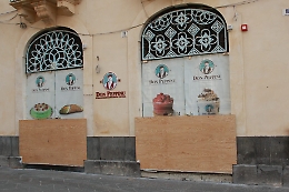 Meteo, supermercati svuotati e negozi barricati: è panico "Medicane"