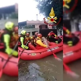 Maltempo a Siracusa, vigili del fuoco salvano un uomo e il suo cane con un gommone