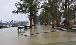 Bimba sta male ad Augusta: il sindaco la soccorre con mezzo anfibio