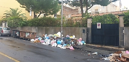 Catania: Via degli Abruzzi cassonetti vuoti e strada piena d'immondizia