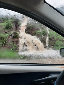 Sprofonda con l'auto in strada allagata e si salva nuotando