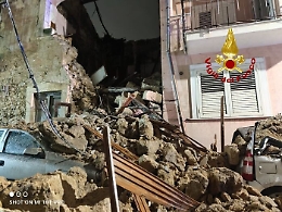 Carlentini, casa disabitata crolla e macerie finiscono su un'auto