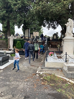 Ognissanti, prime visite al cimitero di Catania. Il sindaco: «Usate i mezzi pubblici»