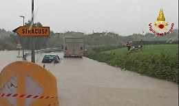 In auto con l'alluvione: cosa fare? Luigi De Luca: «Non sempre si puo' uscire dal veicolo»