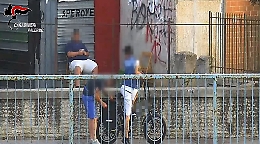 Palermo, la scuola centro dello spaccio, i ragazzini pusher e le donne come contabili: decine di arresti