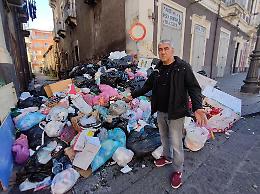 Emergenza rifiuti a Catania, c'è chi non può entrare a casa