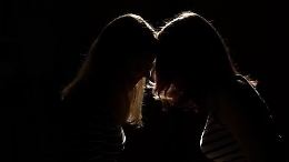 Grammichele, tenta di violentare due sorelle di 13 e 15 anni ma loro si ribellano e chiamano i carabinieri