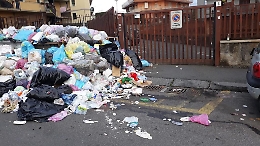 Catania, emergenza rifiuti: "Non possiamo uscire da casa"