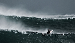 Surfista in balia delle onde salvato nel Ragusano dopo 5 ore aggrappato alla tavola