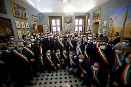 Comuni al collasso, la “marcia su Roma” dei sindaci siciliani: ecco le richieste