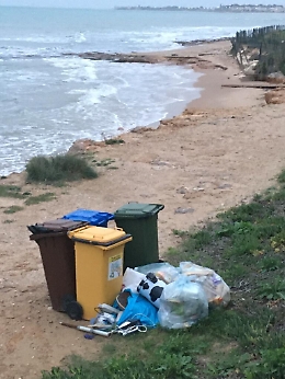 Marina di Ragusa: l'estate &egrave; finita ma i rifiuti sono ancora la