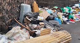 Discarica aperta oggi solo per Catania, ma la città è ancora piena di rifiuti e domani scatta il porta a porta