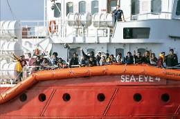 Trapani accoglie gli 847 profughi della Sea Eye4