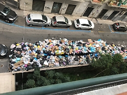 Catania: "I catanesi annegano nell'immondizia e il sindaco che fa?"