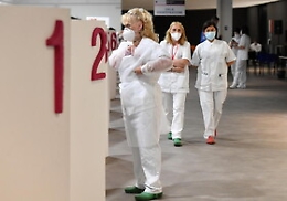 Risale in Italia la curva del Covid e sfiora i 100mila positivi: abbassare l'età per terze dosi tra soluzioni