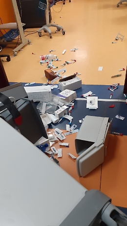Parente muore al pronto soccorso e familiari devastano la struttura: foto
