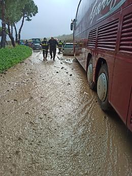 Maltempo, strade allagate e tratte ferroviarie interrotte: parte della Sicilia torna "sott'acqua"