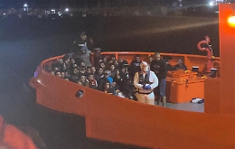 Portati in salvo i 430 migranti rimasti incagliati con un peschereccio a Pozzallo