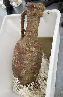 Recuperata anfora del prezioso carico del relitto che si trova nel mare di Isola delle Femmine