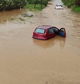 Il maltempo insiste sulla Sicilia: fiumi esondano e allagano le strade