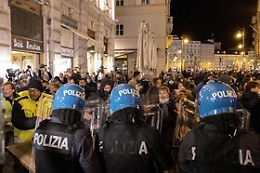 Stop ai cortei No-Green pass: permesse soltanto manifestazioni statiche