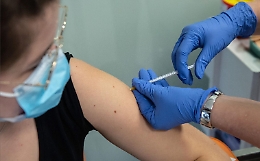 Vaccini anti Covid, l'Asp di Catania spinge sulla terza dose