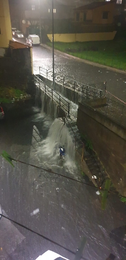 Nesima (Ct), maltempo: la scalinata diventa una cascata