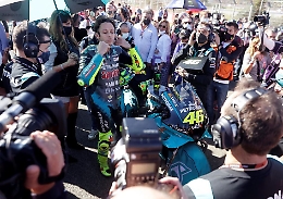 Valentino Rossi, l'ultimo Gp e ai box l'abbraccio della fidanzata