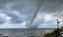 Impressionante tromba d'aria nel mare del Trapanese: non ha toccato terra, ma che paura (video)