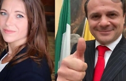 Scontro Raffa-De Luca. M5S: «Insulti da osteria». Sindaco ribatte: «Su volgarità lei mi batte»