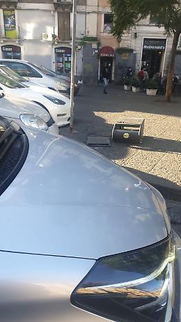 Catania: cestino per rifiuti divelto in p.zza Stesicoro