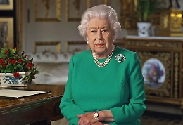 La Regina Elisabetta ricompare in pubblico e "spegne" le voci sul suo stato di salute