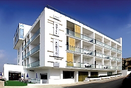 Manca l'aula per fare lezioni: 10 alunni vanno in hotel