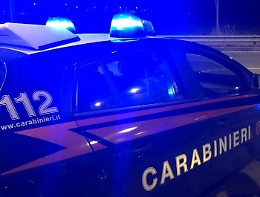 Malmena e rapina prostituta e poi investe auto dei carabinieri: arrestato