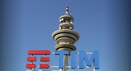 Tim valuta la proposta di acquisto del fondo KKR, sindacati in agitazione