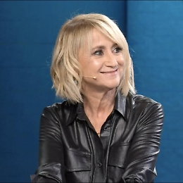 La letterina di Luciana Littizzetto ai no vax: «Veniamoci incontro...a due metri di distanza»