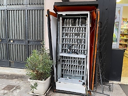 Botto di un ordigno nella notte per rubare sigarette e denaro da erogatore