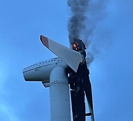 Fulmine colpisce e incendia una pala eolica nel Trapanese