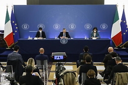 Super Green pass, le misure di Draghi "per salvare il Natale" con più limiti e divieti per i non vaccinati