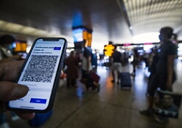 Dai controlli agli ingressi in ristoranti, stadi, discoteche e alberghi: tutti i dubbi sul Super Green Pass