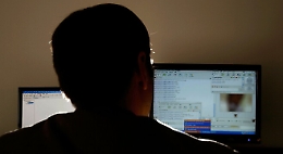 Messina, abusava della figlia e condivideva i video su una chat di pedofili: arrestato