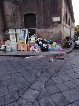 Catania: degrado di fronte la casa del Vaccarini